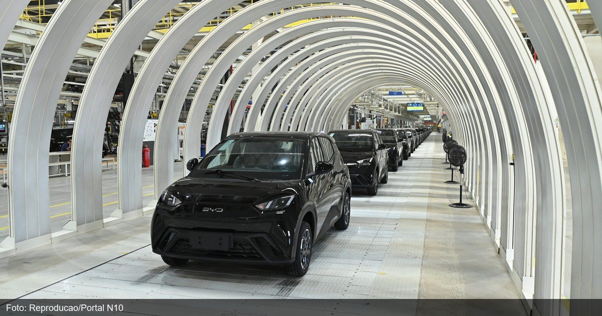 Linha de producao da BYD na fabrica de Camacari, Bahia