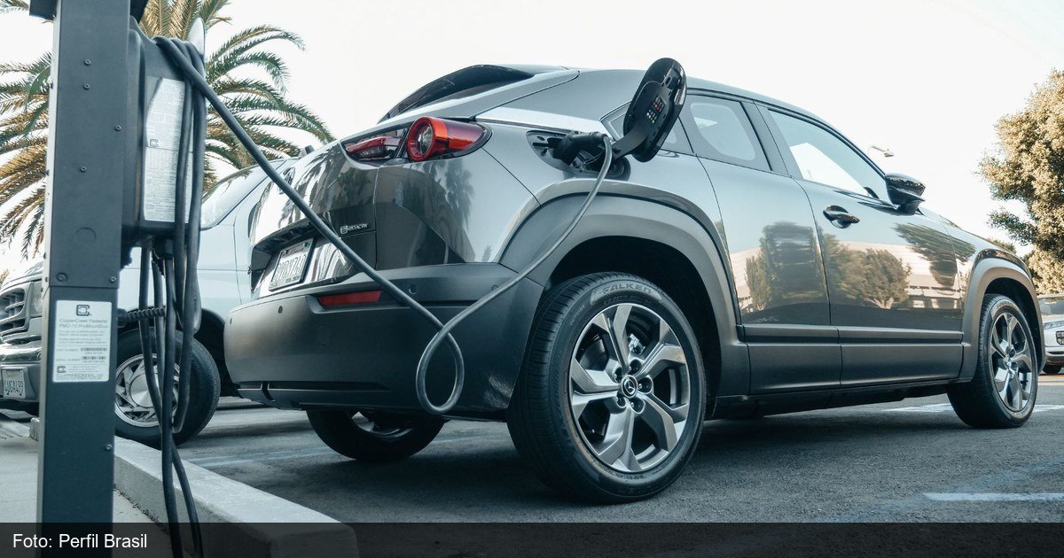 Carro eletrico sendo carregado, ilustrando isencao de IPVA para eletricos em 2026