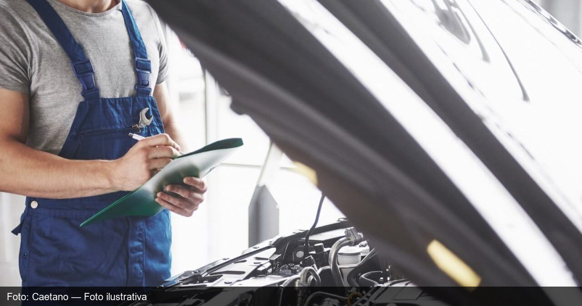 Mecânico realizando revisão e troca de óleo do motor