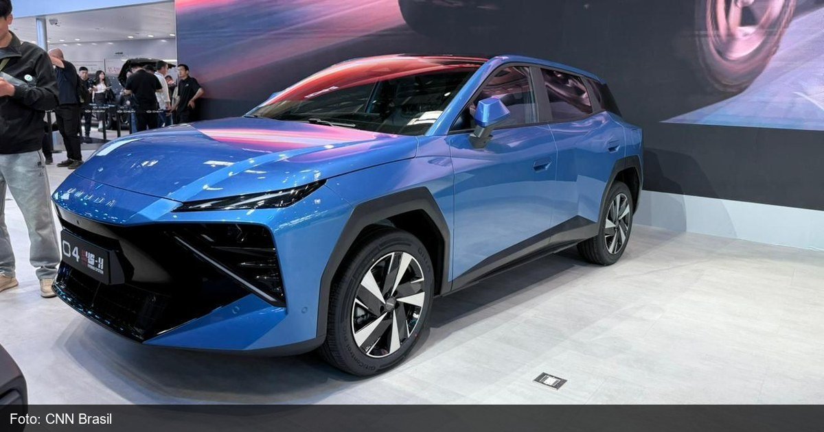 Carro novo em evento de lancamento representando onda de lancamentos automotivos no segundo semestre de 2026 no Brasil