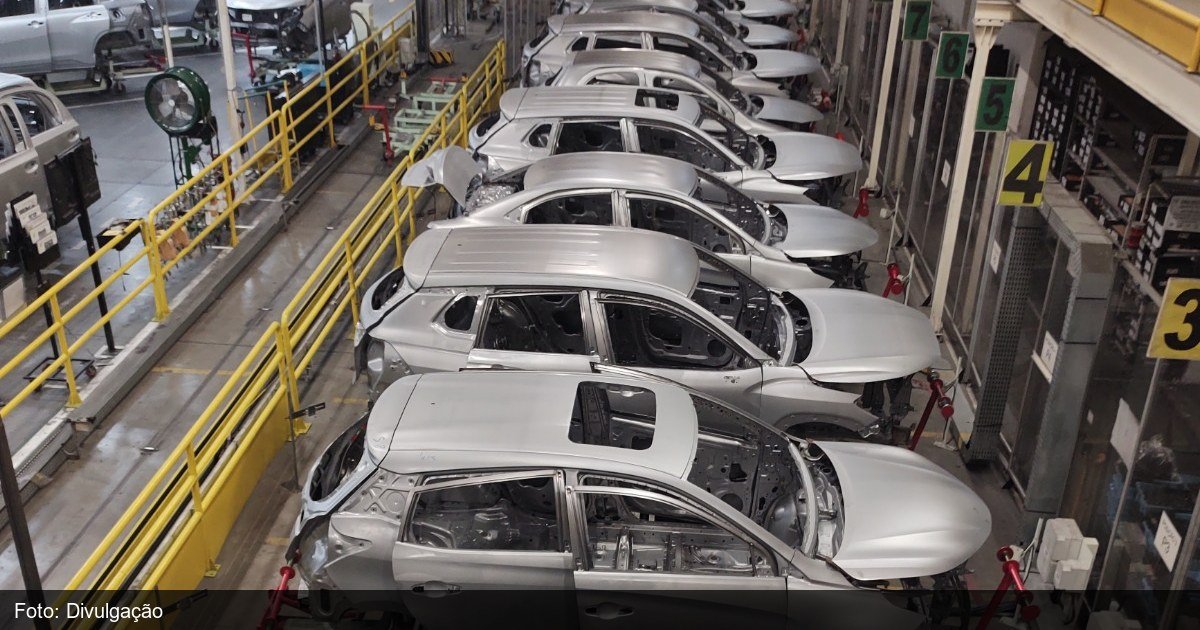 Linha de produção de veículos em fábrica automotiva no Brasil