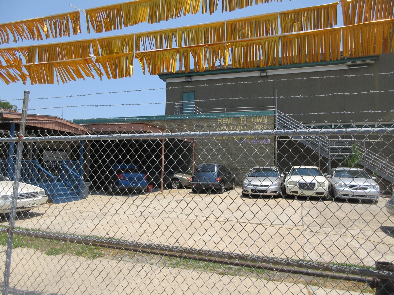 Patio de revenda de carros usados com varios veiculos