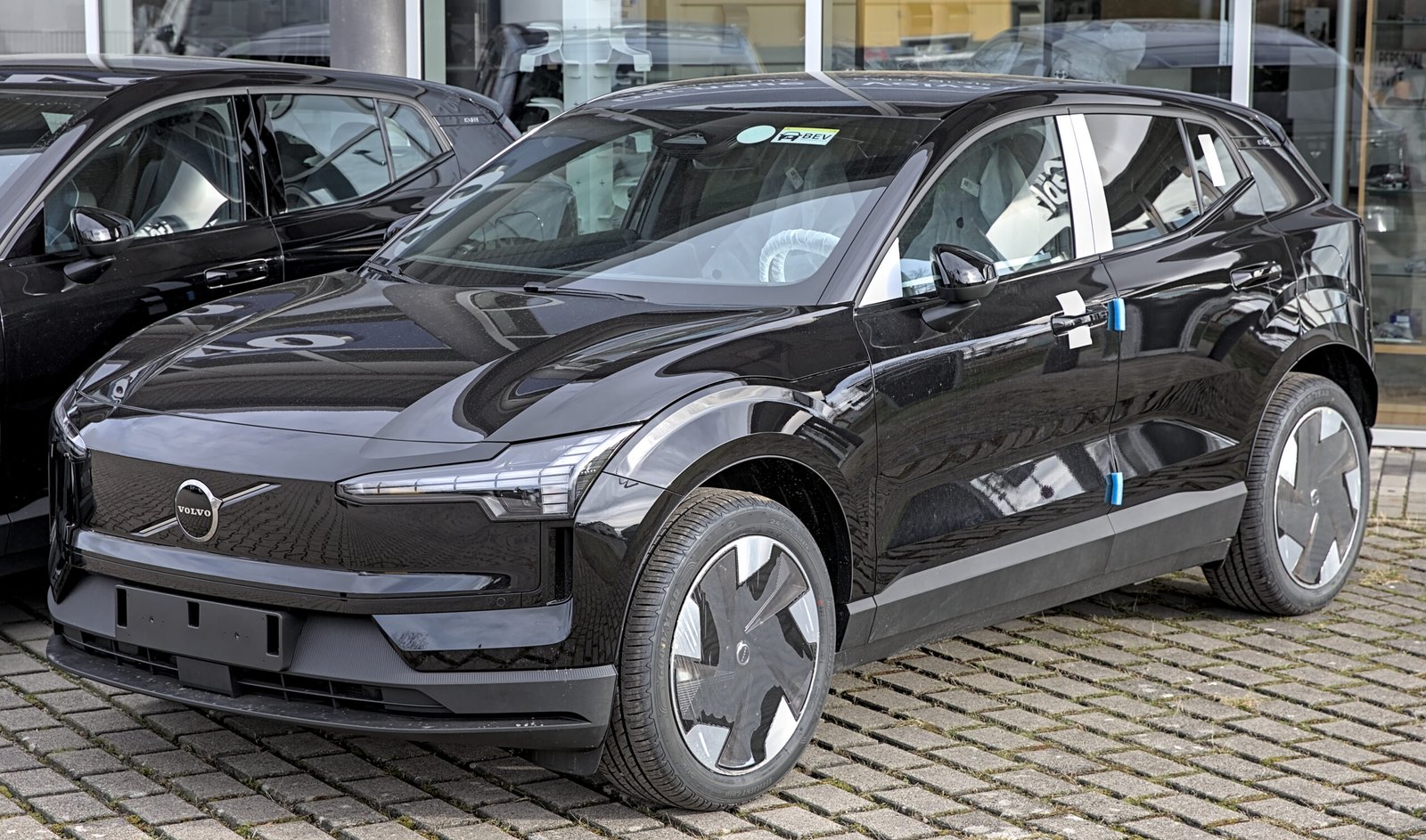 SUV eletrico Volvo EX30 visto de tres-quartos