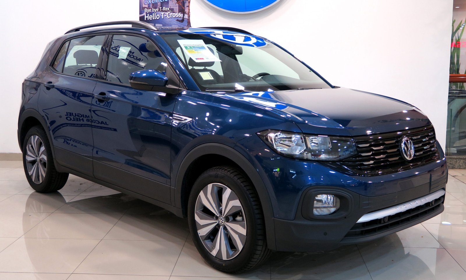 Volkswagen T-Cross prata de tres-quartos
